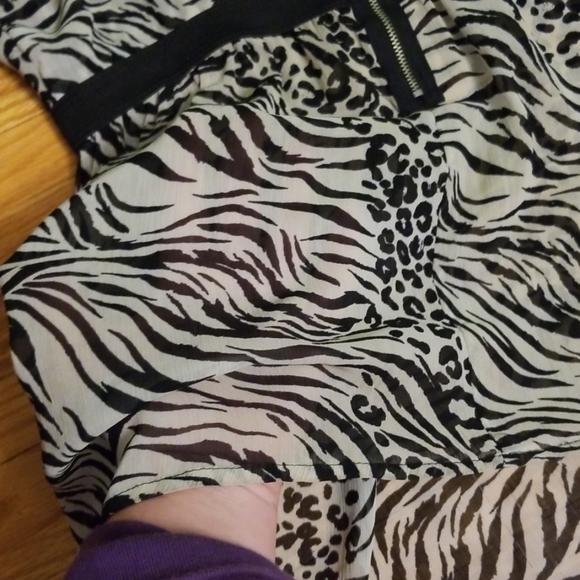 Animal print cut-out back top - Picture 3 of 6